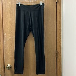 Womenโs Victoria Sport Solid Black Leggings